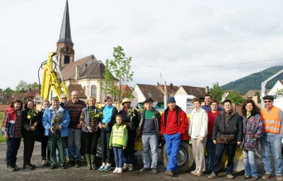 Habitants de la commune de Wuenheim lors des journées citoyennes de l'été 2013